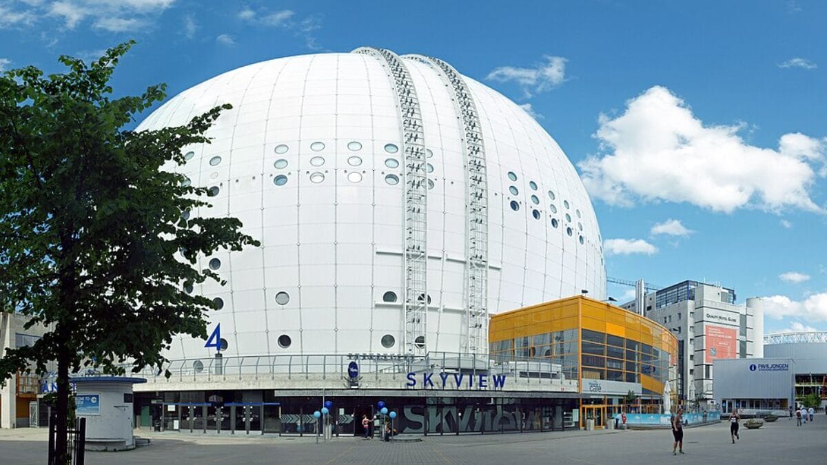 A Avicii Arena recebe shows e eventos esportivos sob uma cúpula de 110 metros de diâmetro, mas também funciona como o Sol de um Sistema Solar em escala espalhado por cidades suecas (Foto: Kallerna / Wikimedia Commons)