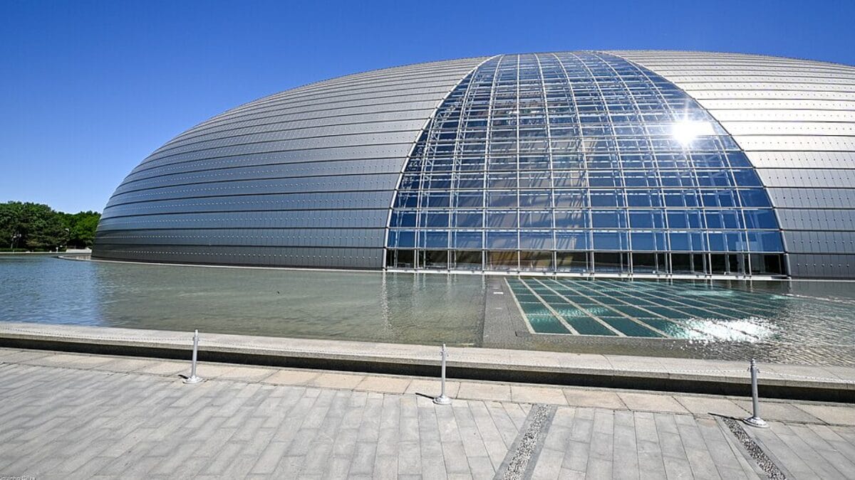 O Centro Nacional de Artes Cênicas reúne salas de ópera, teatro e concertos em Pequim, sob uma cúpula que parece formar uma esfera completa ao se refletir no lago artificial (Foto: Xiquinhosilva / Wikimedia Commons)