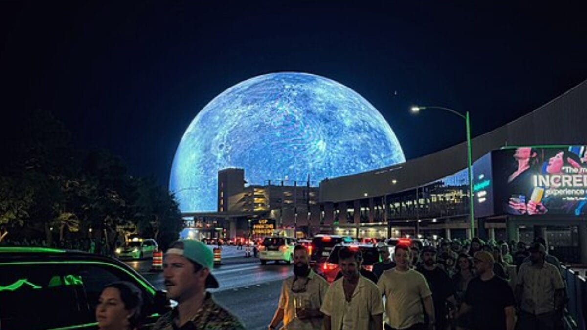 A viagem começa na Sphere, arena de entretenimento inaugurada em Las Vegas em 2023 que troca de rosto a cada noite por meio de sua gigantesca fachada de LED (Foto: Shelby L. Bell / Wikimedia Commons)