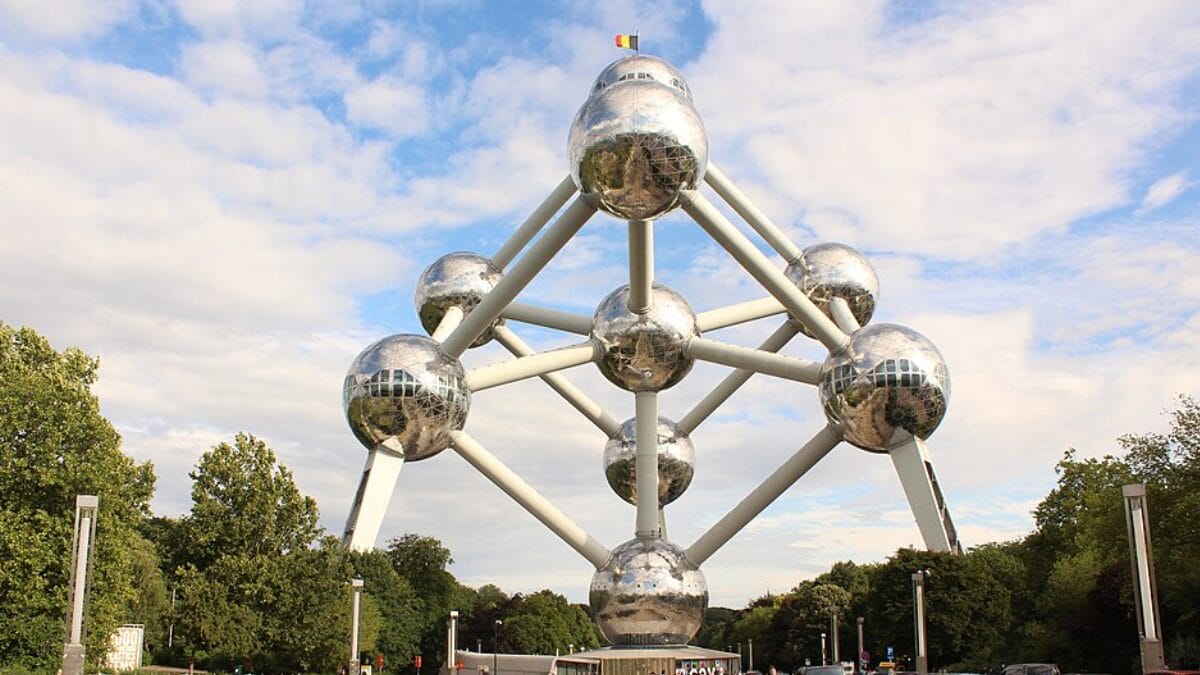 O Atomium encerra a viagem como monumento, museu e mirante de Bruxelas, com nove esferas conectadas que transformaram uma estrutura microscópica do ferro em arquitetura visitável (Foto: Theedi / Wikimedia Commons)