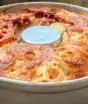 Lanchão de liquidificador para a família: bata ovos, leite e farinha, recheie com calabresa e queijo e leve ao forno por 30 minutos