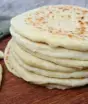 Pão árabe sem forno e sem sovar: misture farinha, água e fermento e veja a massa inflar como um balão na frigideira