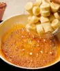 Sobremesa de banana caramelizada da vovó combina caramelo, creme branco e merengue em três camadas cremosas