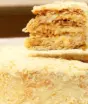 Esse bolo “mágico” parece mil-folhas: massa levíssima ganha camadas de creme e fica pronta com ingredientes simples