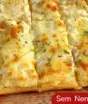 Receita low carb transforma frango em uma pizza sem farinha: rica em proteína, ajuda na saciedade e fica pronta em 30 minutos