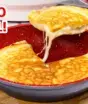 Pão de queijo de frigideira fica pronto em 10 minutos e leva ingredientes que você já tem em casa