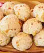 Essa receita de pão de queijo com 3 ingredientes não leva ovo nem leite: são 200 gramas de cada ingrediente e 20 minutos de forno
