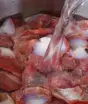 Cozinheira ensina moela acebolada na pressão e revela truque: vinagre, laranja e temperos deixam a carne macia e cheia de sabor