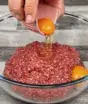 “Aprendi essa receita com um açougueiro”: carne moída recheada com muito queijo fica cremosa e suculenta feita no forno