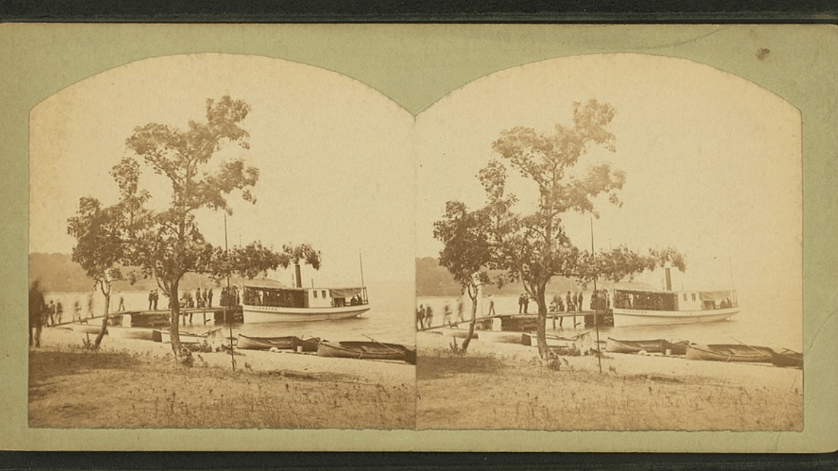 O último endereço da Mad Mouse também tem longa história, com visitantes chegando a Arnold's Park às margens do lago já em 1883 (Foto: Frank F. Roblin / Wikimedia Commons)