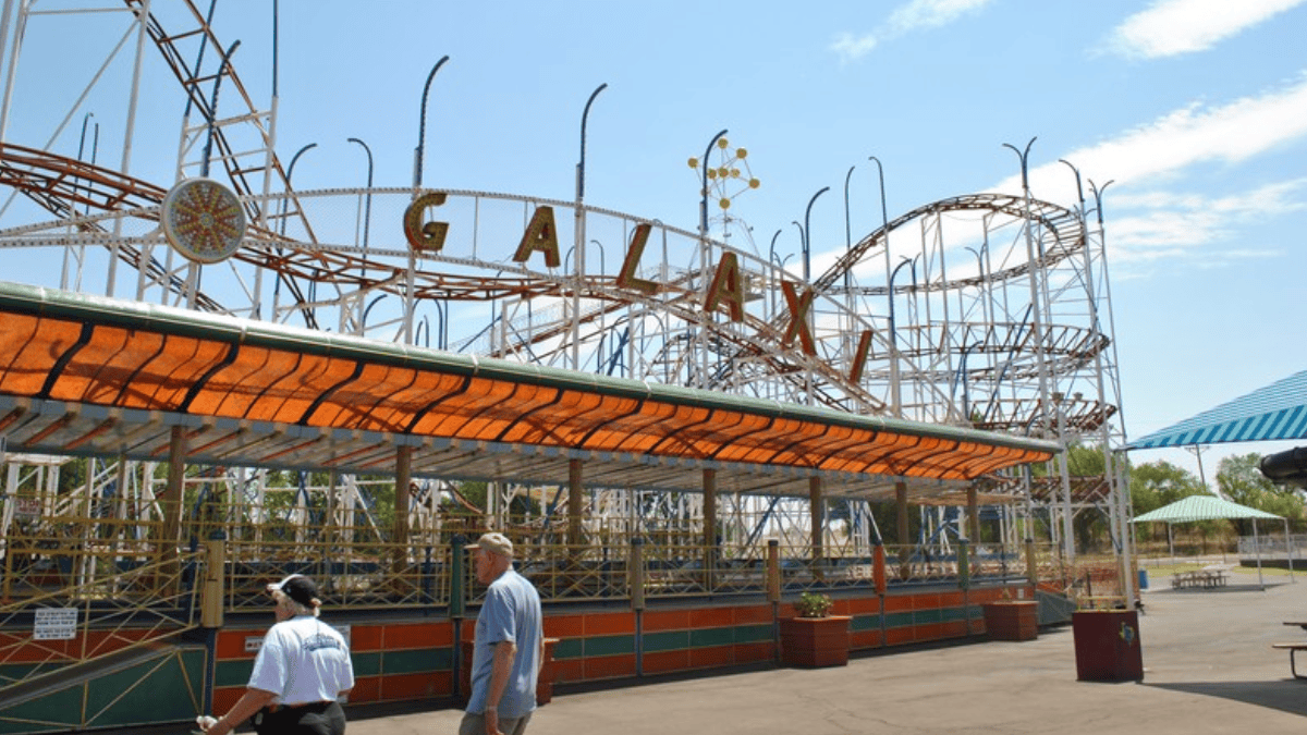 No Texas, a Mad Mouse passou a dividir espaço com outras atrações compactas e familiares do Joyland (Foto: Jake / Wikimedia Commons)