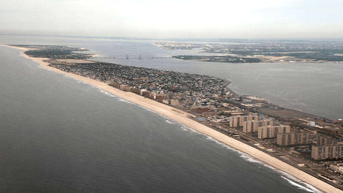 Do lado de Nova York, Breezy Point serviria como o outro apoio da megaestrutura que atravessaria a Lower Bay (Foto: Bjoertvedt / Wikimedia Commons)
