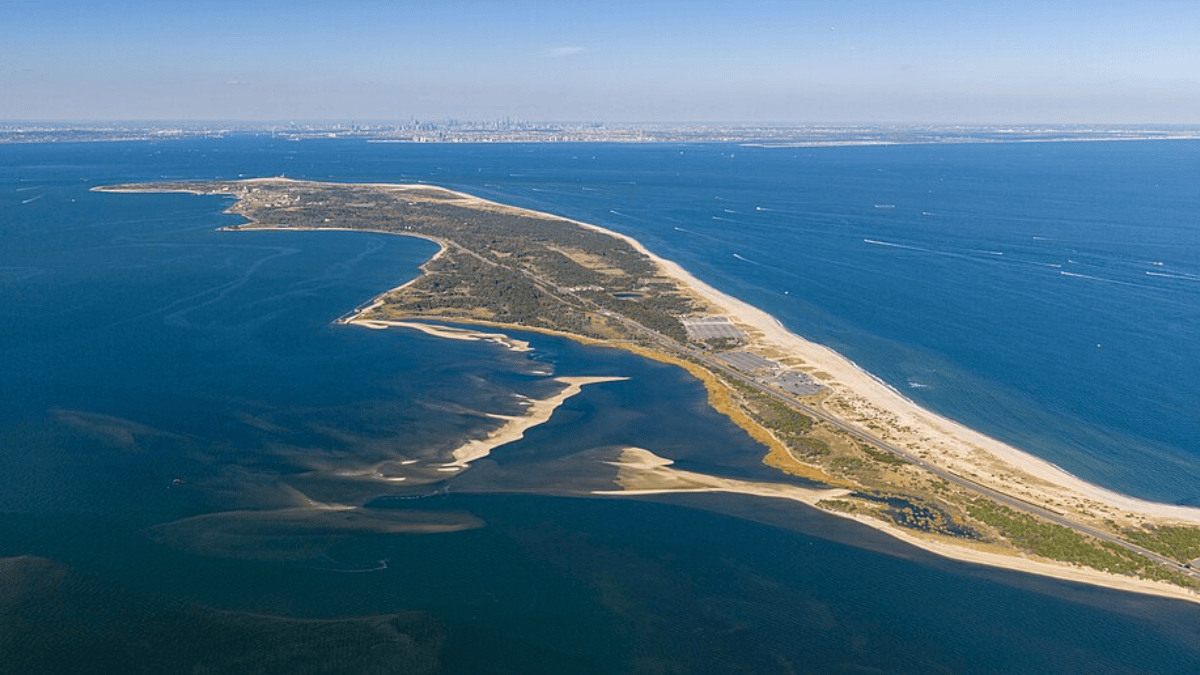 Em Nova Jersey, Sandy Hook seria uma das extremidades da enorme barreira oceânica prevista no plano original (Foto: Szeremeta / Wikimedia Commons)