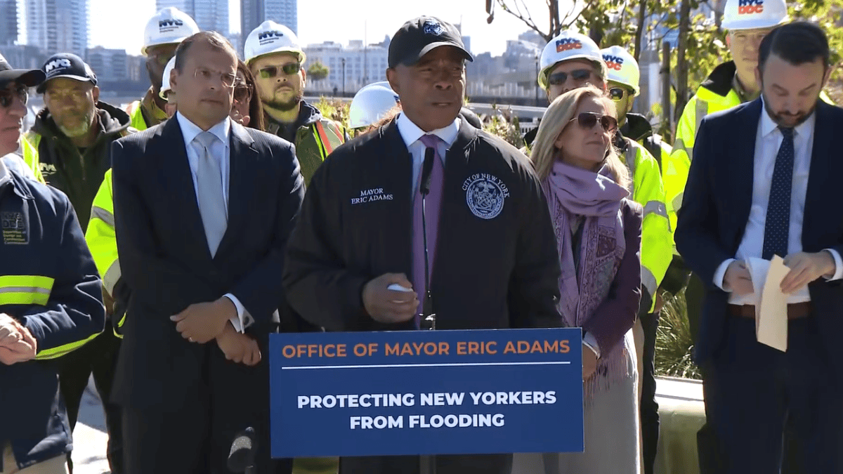 O East Side Coastal Resiliency resume a lógica atual: em vez de “fechar a cidade” com uma única muralha, Nova York passou a erguer parques elevados, muros, bermas e portões móveis em trechos vulneráveis (Foto: Divulgação / NYC Mayor’s Office)