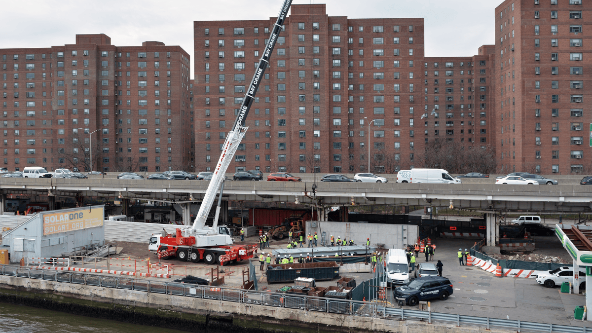 Comportas instaladas no East Side Coastal Resiliency mostram como Nova York já aplica proteções móveis em áreas vulneráveis de Manhattan (Foto: Divulgação / NYC DDC)