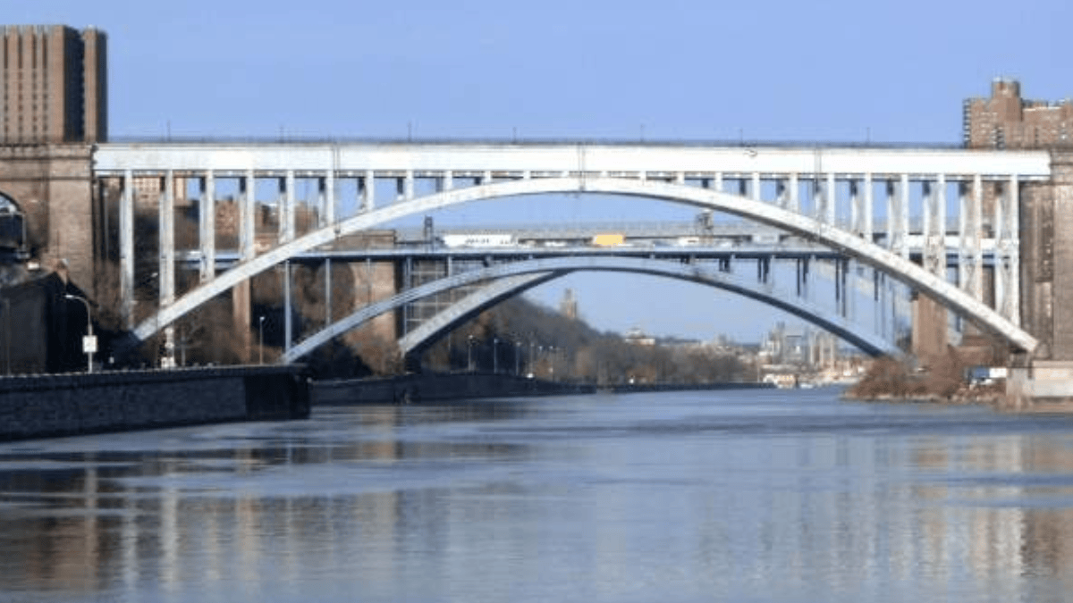 O Harlem River também entrou no novo desenho, com proteções costeiras que poderiam ser conectadas a futuras etapas do sistema regional (Foto: Moncrief / Wikimedia Commons)