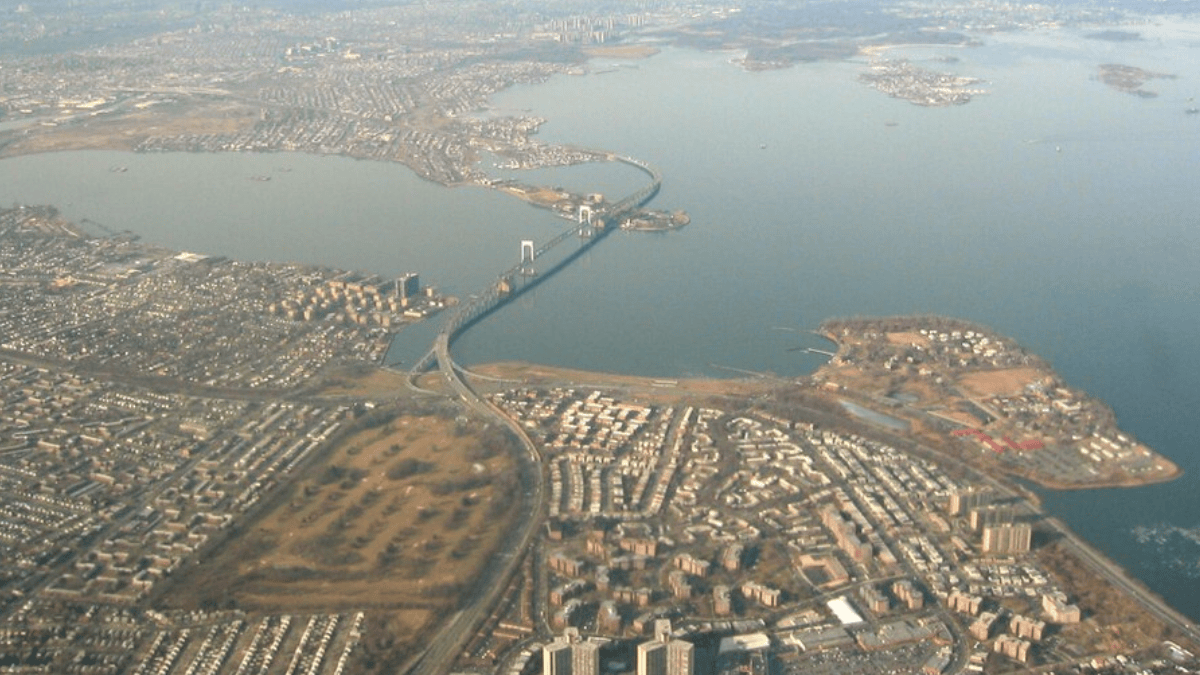 Além da muralha oceânica, uma barreira em Throgs Neck impediria que a água alcançasse Manhattan pelo Long Island Sound (Foto: Wikimedia Commons)