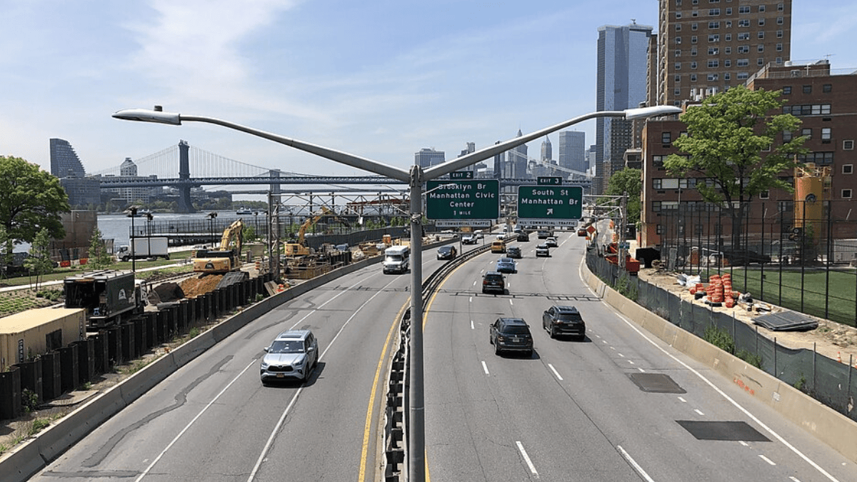 A mudança permite construir proteções sem esperar décadas pela conclusão de um único megaprojeto (Foto: Famartin / Wikimedia Commons)