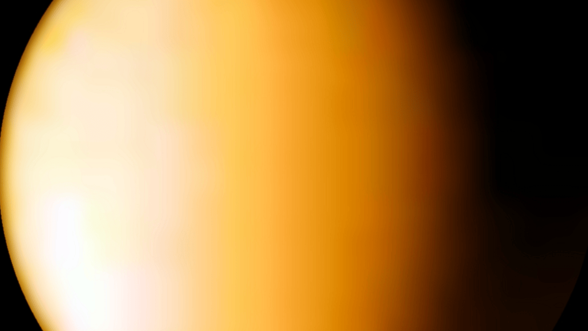 Depois de Júpiter, a Voyager 1 seguiu para Saturno e deu atenção especial a Titã, lua envolta por névoa espessa que justificou uma mudança decisiva em sua trajetória (Foto: NASA/JPL / Wikimedia Commons)
