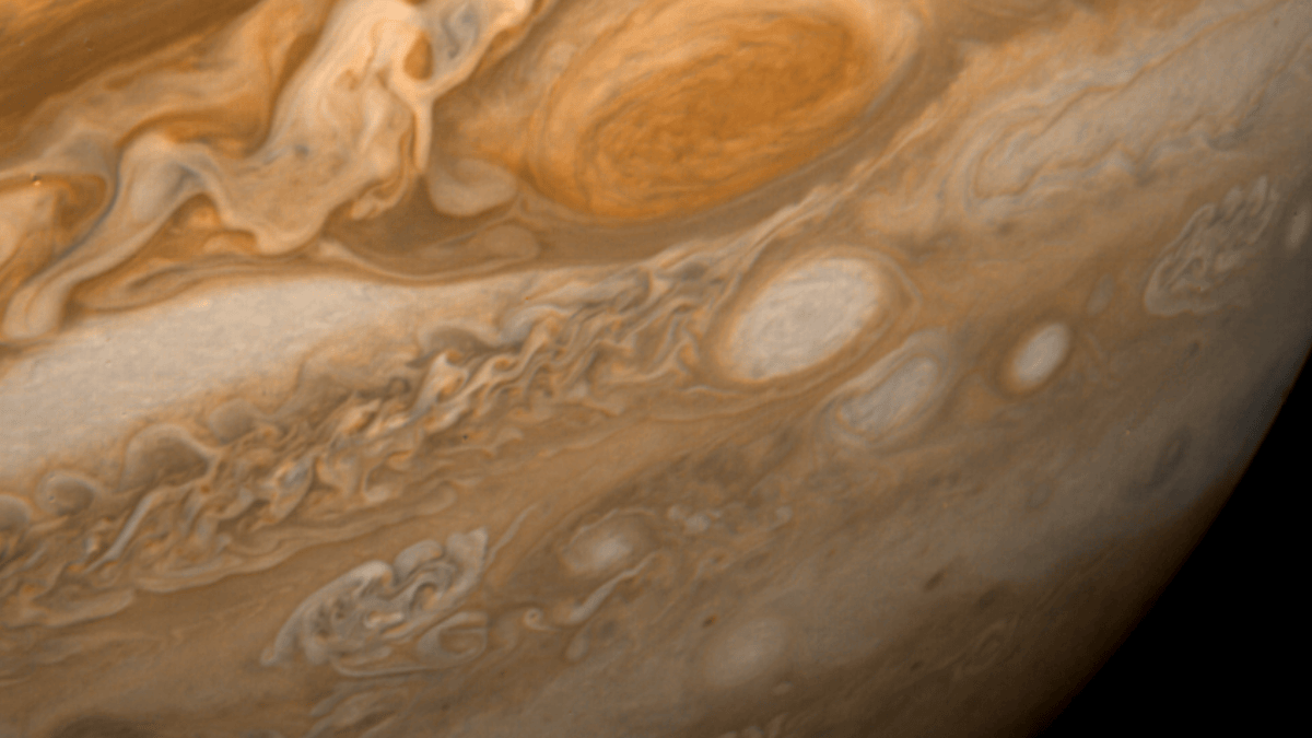 A primeira grande recompensa veio em Júpiter, em 1979, quando a Voyager 1 registrou detalhes impressionantes da Grande Mancha Vermelha e ajudou a transformar ciência em imagem icônica (Foto: NASA/JPL / Wikimedia Commons)