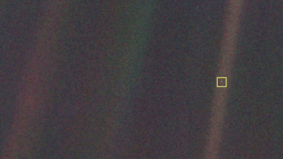 Quando os grandes encontros já tinham ficado para trás, a Voyager 1 ainda produziu um adeus inesquecível: o “Pálido Ponto Azul”, com a Terra reduzida a um grão de luz (Foto: NASA/JPL-Caltech / Wikimedia Commons)