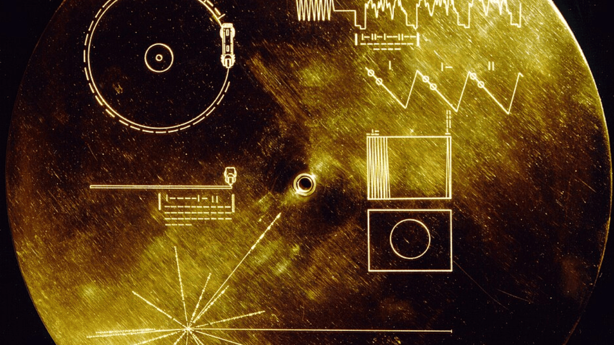 Paralelamente às descobertas, as duas naves levavam um gesto simbólico: o Disco de Ouro, uma cápsula cultural com sons, imagens e saudações da Terra (Foto: NASA / Wikimedia Commons)