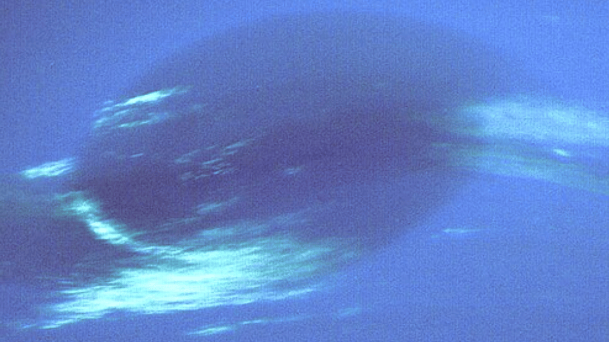 Três anos mais tarde, a Voyager 2 chegou a Netuno e revelou a Grande Mancha Escura, fechando a exploração dos quatro gigantes com um feito que nenhuma outra missão repetiu (Foto: NASA/JPL / Wikimedia Commons)
