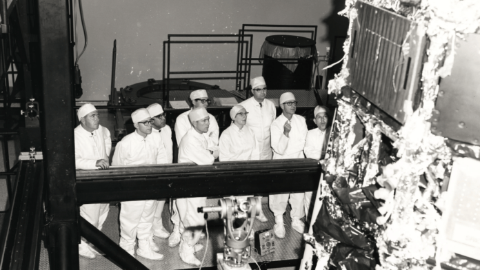 O passo seguinte veio com projetos como o OAO. Em 1964, Roman apareceu ao lado do OAO-1, primeira tentativa da NASA de colocar um telescópio astronômico em órbita (Foto: NASA)