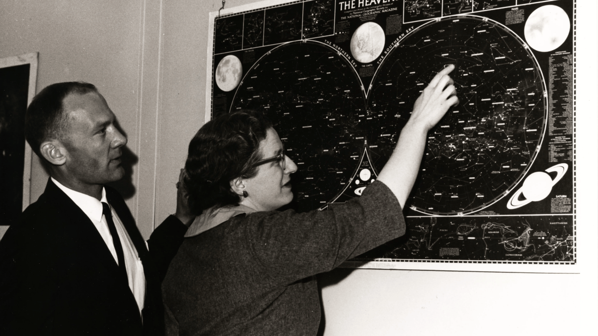 Nancy Grace Roman explica objetos celestes a Buzz Aldrin em Washington, em 1965 (Foto: NASA)