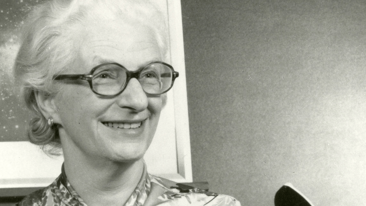 Nancy Grace Roman posa em 1966 com uma maquete do que se tornaria o Hubble (Foto: NASA)