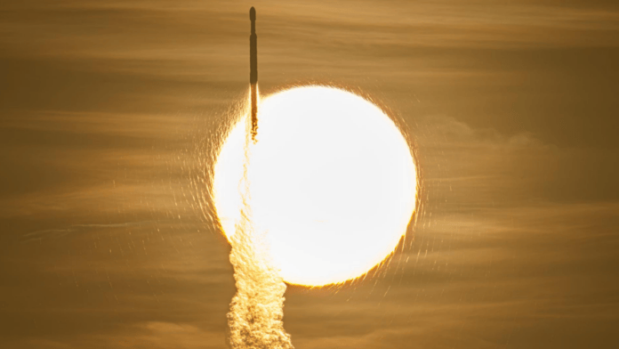 Por fim, em 30 de agosto de 2026, um Falcon Heavy levou o observatório ao espaço. Nancy Grace Roman não estava mais viva para assistir, mas seu nome partiu rumo ao ponto L2 (Foto: John Kraus / NASA)