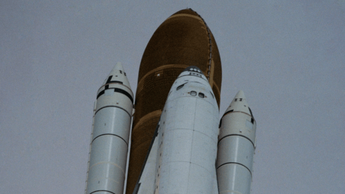 Em 24 de abril de 1990, o ônibus espacial Discovery decolou com o Hubble no compartimento de carga (Foto: NASA / NASA Science)
