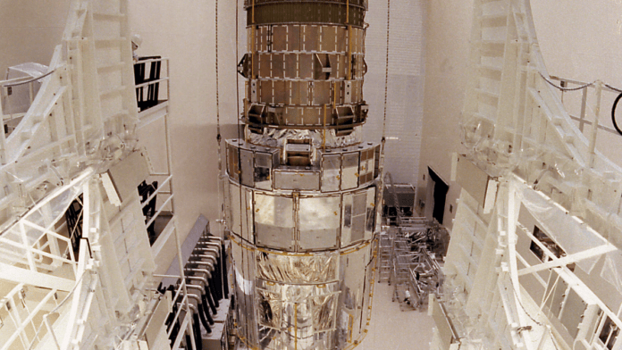 Anos de engenharia transformaram os primeiros modelos em um observatório de verdade. Na sala limpa, técnicos montaram a estrutura que protegeria os instrumentos e os espelhos do Hubble (Foto: NASA)