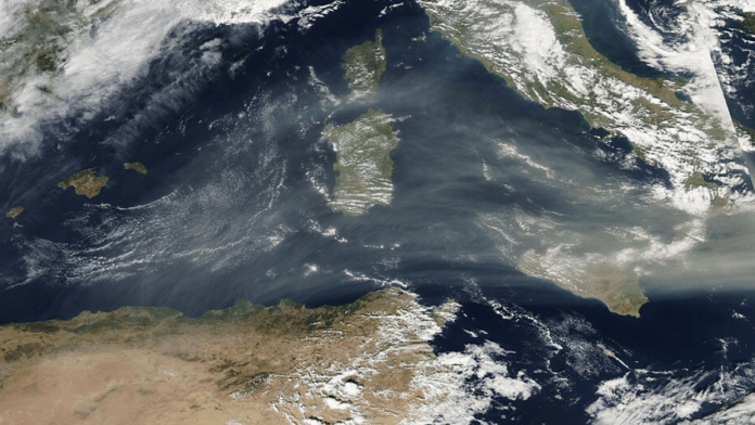 Fumaça lançada em grande altitude pode percorrer milhares de quilômetros antes de finalmente se dispersar pela atmosfera (Foto: MODIS Land Rapid Response Team / NASA GSFC)
