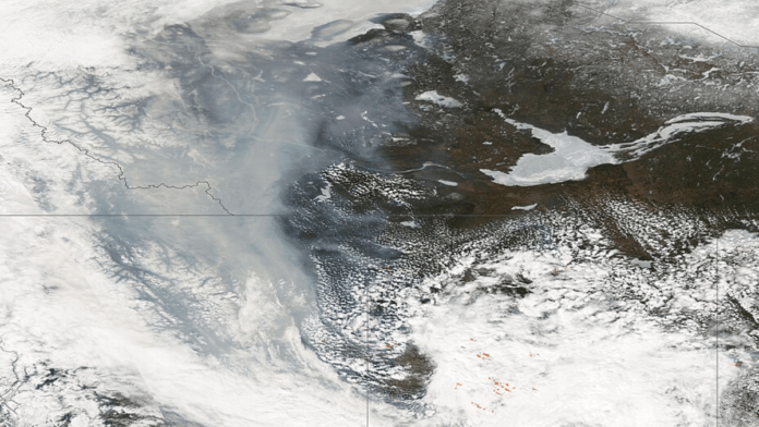 PyroCbs muito intensas podem elevar fumaça até cerca de 12 quilômetros e alcançar a região limítrofe com a estratosfera (Foto: MODIS Land Rapid Response Team / NASA GSFC)