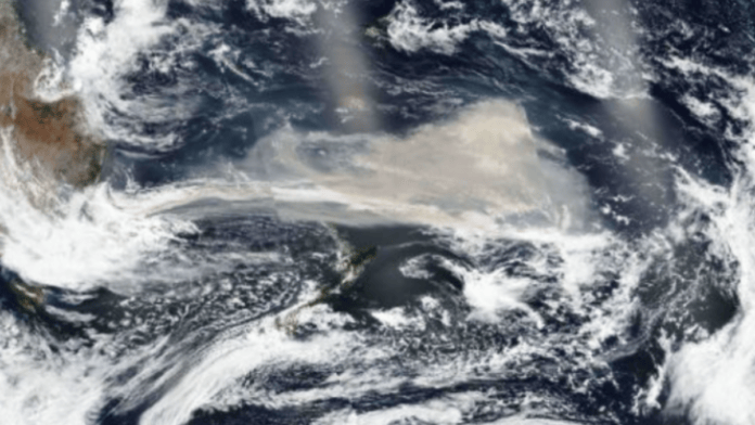 Ventos em altitude transportam a fumaça para longe do incêndio e formam extensas plumas sobre oceanos e continentes (Foto: NASA / Worldview)