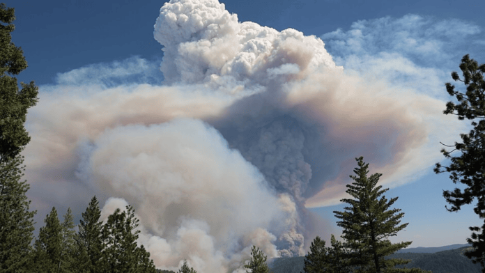 Fenômeno pode produzir raios, espalhar partículas pelo planeta e deixar marcas na atmosfera por meses ou até anos (Foto: Cal Fire / Wikimedia Commons)