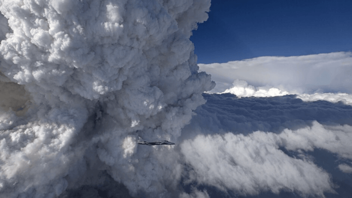 O resfriamento do ar ascendente condensa o vapor e cria uma nuvem sobre a coluna de fumaça (Foto: James Haseltine / Oregon Air National Guard)