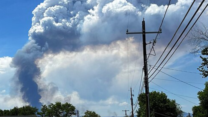 A coluna ganha altura à medida que o ar aquecido sobe rapidamente sobre o incêndio (Foto: Utahredrock / Wikimedia Commons)