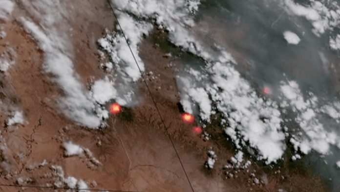 No auge, a nuvem de fogo pode produzir raios e intensificar as condições perigosas ao redor do incêndio (Foto: CSU/CIRA / NOAA)