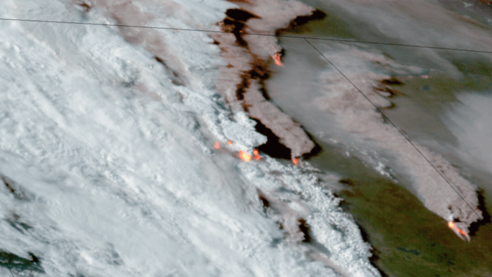 Uma pirocumulonimbus surge quando a convecção provocada pelo fogo alcança desenvolvimento semelhante ao de uma tempestade (Foto: CSU/CIRA / NOAA)