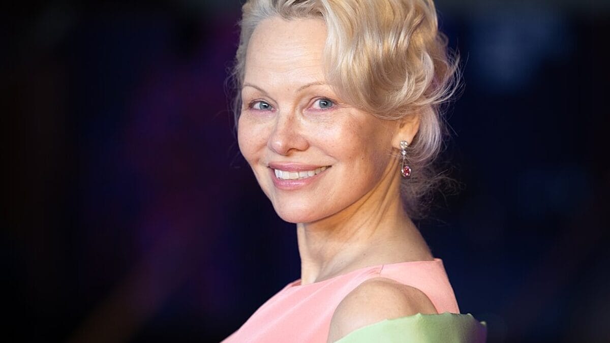 Pamela Anderson revela como ficou presa à própria imagem e recomeçou a carreira aos 59 em Hollywood