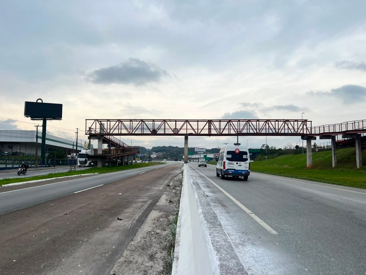 Morte de irmãos expõe falta de passarelas na BR-470; DNIT estuda instalação de 20 em SC