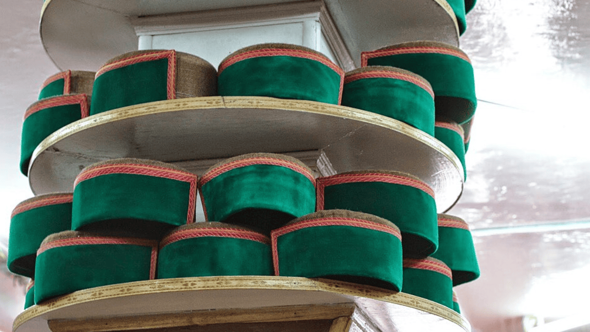 Chapéus tradicionais de Himachal Pradesh, região onde penas de monal já foram utilizadas como ornamentação (Foto: Ravi Kumar / Wikimedia Commons / Imagem Ilustrativa)