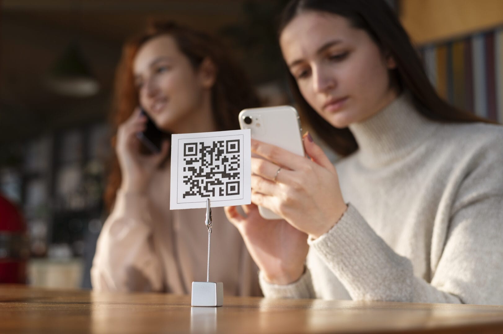A inspeção de placas físicas em estabelecimentos ajuda a identificar adulterações sobre o código original