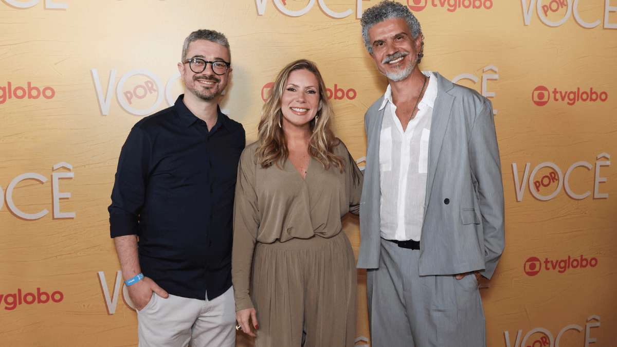Elenco e equipe de ‘Por Você’ celebram nova novela das sete em evento no Rio de Janeiro
Evento Lançamento Por você - Autores Dino Cantelli, Juliana Peres e o diretor artístico André Câmara.
Globo/ Lucas Teixeira