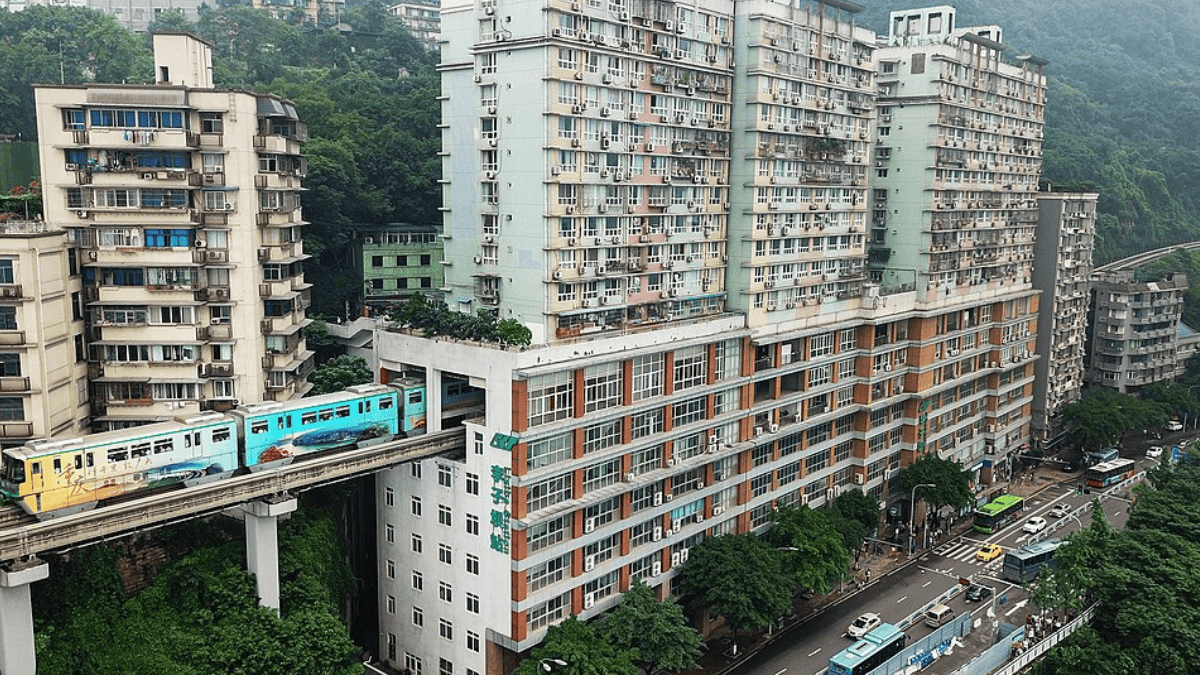 O principal símbolo dessa cidade impossível é Liziba em que a Linha 2 atravessa um edifício de 19 andares, com a estação instalada entre o sexto e o oitavo pavimentos (Foto: David290 / Wikimedia Commons)