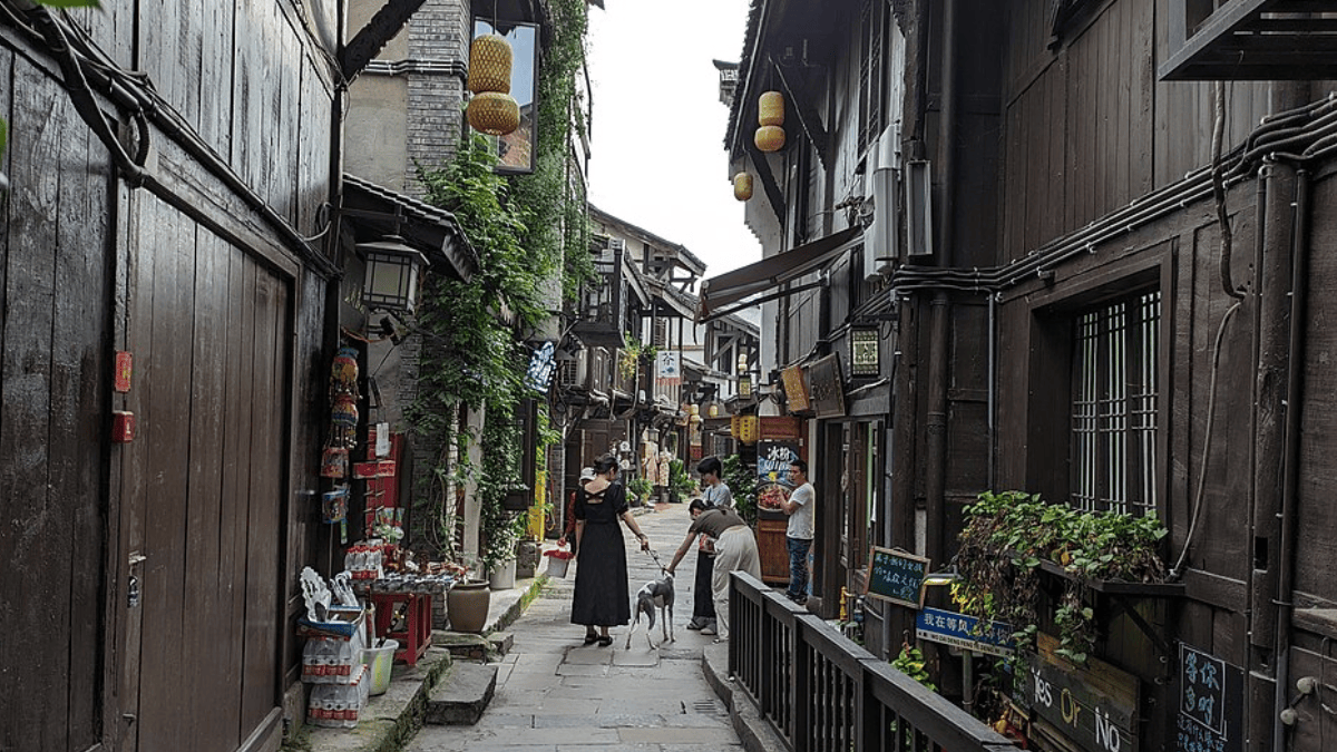 Ruelas estreitas, telhados tradicionais e antigas casas comerciais preservam em Ciqikou uma face de Chongqing muito anterior aos arranha-céus que hoje dominam a metrópole (Foto: Willi Weasel / Wikimedia Commons)