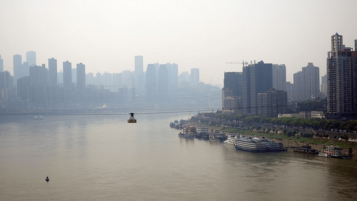 Cabines suspensas atravessam o rio Yangtzé entre os prédios de Chongqing, oferecendo uma visão aérea da cidade que cresceu espremida entre montanhas, pontes e margens íngremes (Foto: rheins / Wikimedia Commons)