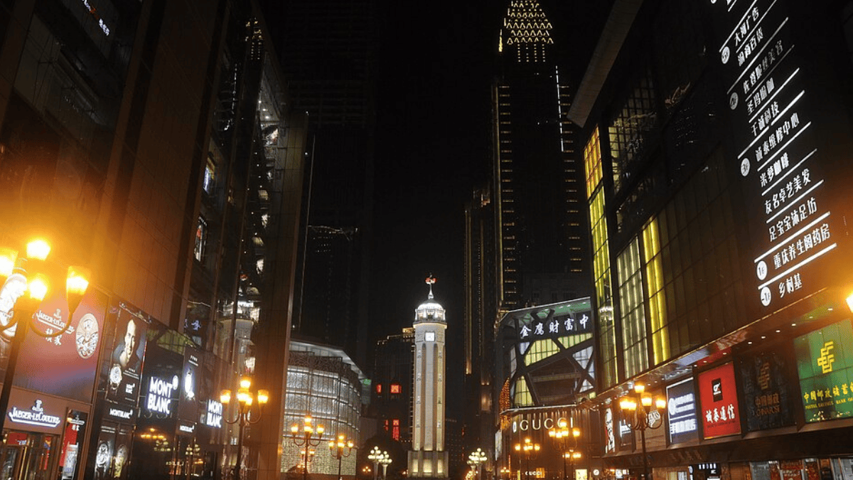 O Monumento da Libertação marca o coração comercial de Chongqing e aparece cercado por torres que transformaram Jiefangbei em um dos centros urbanos mais verticalizados da cidade (Foto: Prof. Chen Hualin / Wikimedia Commons)